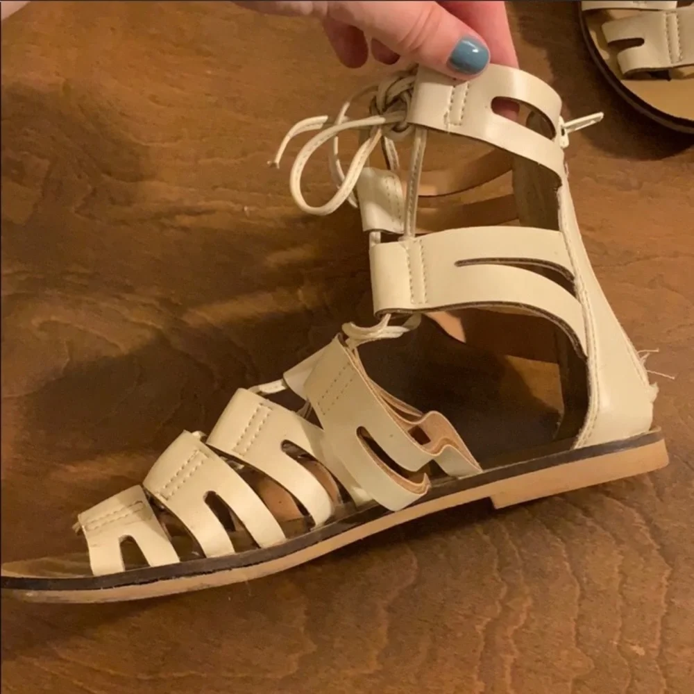 J. crew cream colored sandals 👡‎ size 6